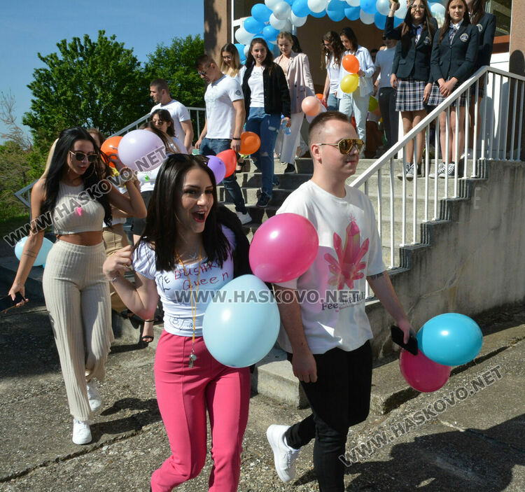 Езиковата гимназия изпрати 183 абитуриенти, Даяна Топалова със Златаровска награда