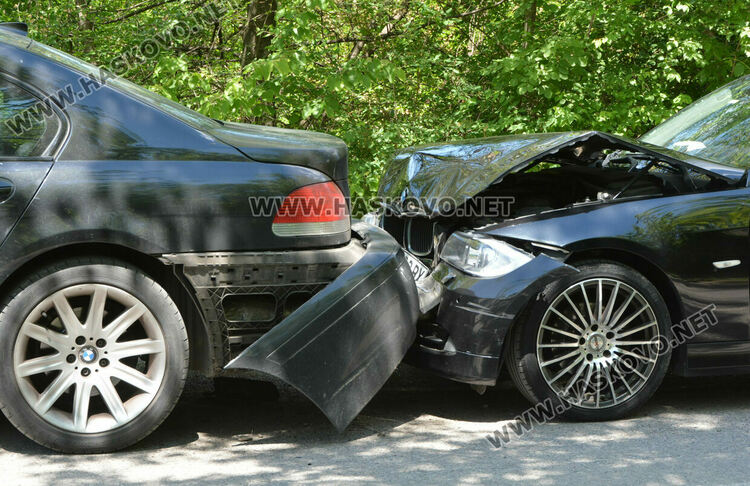 Момиче пострада при верижна катастрофа с кола на абитуриентки