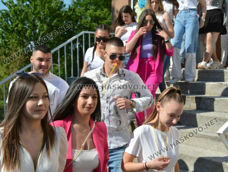 Езиковата гимназия изпрати 183 абитуриенти, Даяна Топалова със Златаровска награда