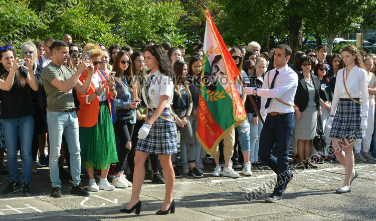 Езиковата гимназия изпрати 183 абитуриенти, Даяна Топалова със Златаровска награда