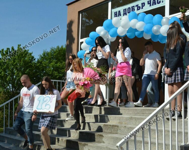 Езиковата гимназия изпрати 183 абитуриенти, Даяна Топалова със Златаровска награда