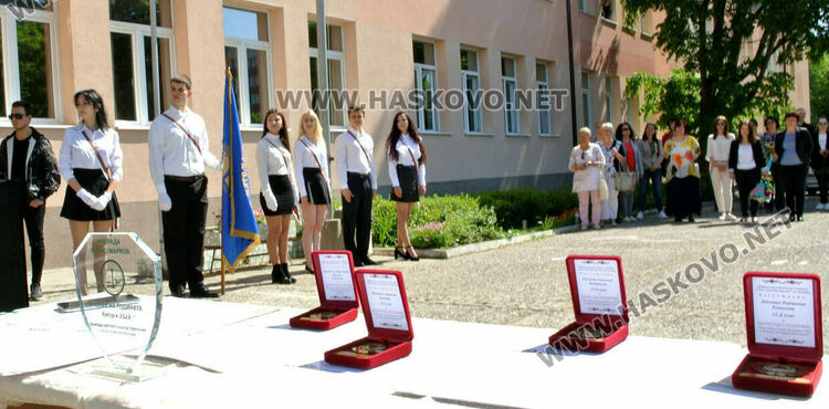 Математическата гимназия в Хасково изпрати юбилейния си 50-ти випуск в много цвят и с настроение