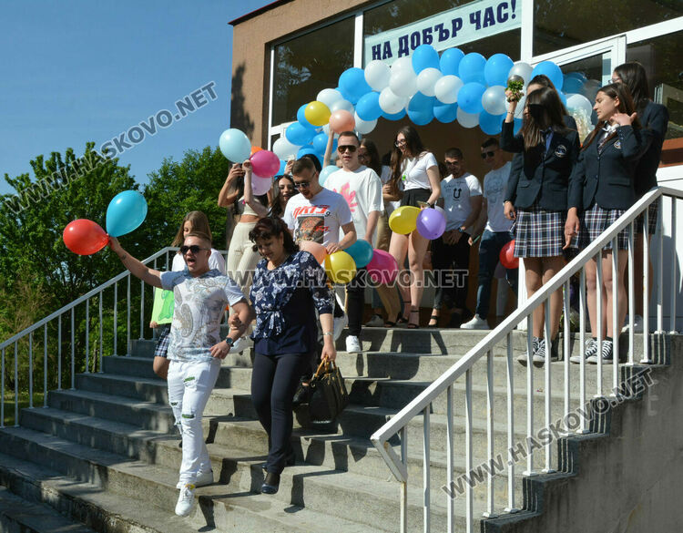 Езиковата гимназия изпрати 183 абитуриенти, Даяна Топалова със Златаровска награда