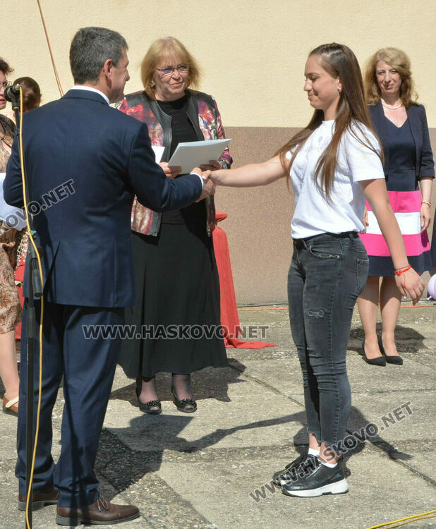 Езиковата гимназия изпрати 183 абитуриенти, Даяна Топалова със Златаровска награда