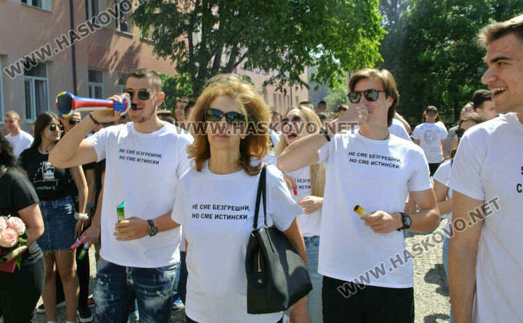 Математическата гимназия в Хасково изпрати юбилейния си 50-ти випуск в много цвят и с настроение