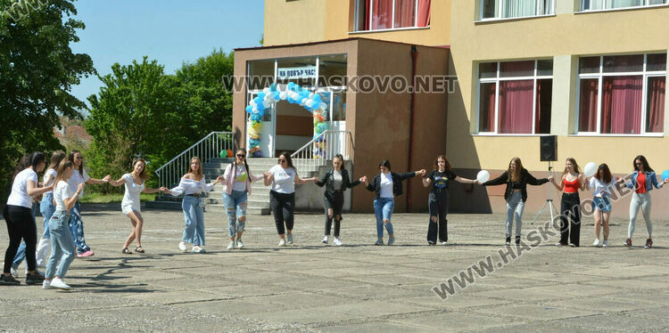 Езиковата гимназия изпрати 183 абитуриенти, Даяна Топалова със Златаровска награда