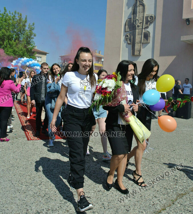 Математическата гимназия в Хасково изпрати юбилейния си 50-ти випуск в много цвят и с настроение