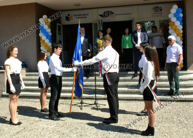 Математическата гимназия в Хасково изпрати юбилейния си 50-ти випуск в много цвят и с настроение