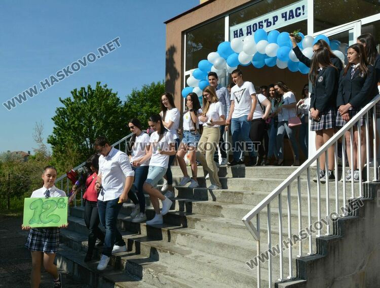 Езиковата гимназия изпрати 183 абитуриенти, Даяна Топалова със Златаровска награда