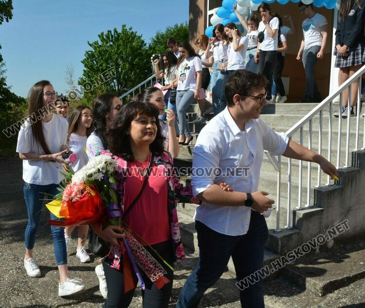 Езиковата гимназия изпрати 183 абитуриенти, Даяна Топалова със Златаровска награда