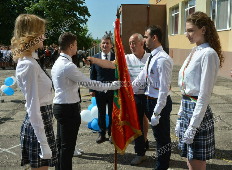 Езиковата гимназия изпрати 183 абитуриенти, Даяна Топалова със Златаровска награда