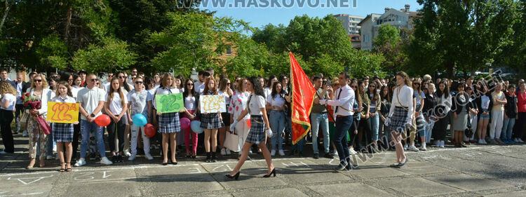 Езиковата гимназия изпрати 183 абитуриенти, Даяна Топалова със Златаровска награда