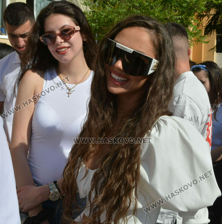 Езиковата гимназия изпрати 183 абитуриенти, Даяна Топалова със Златаровска награда