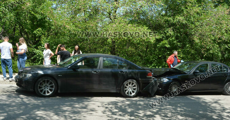 Момиче пострада при верижна катастрофа с кола на абитуриентки