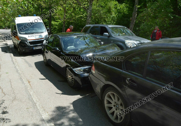 Момиче пострада при верижна катастрофа с кола на абитуриентки