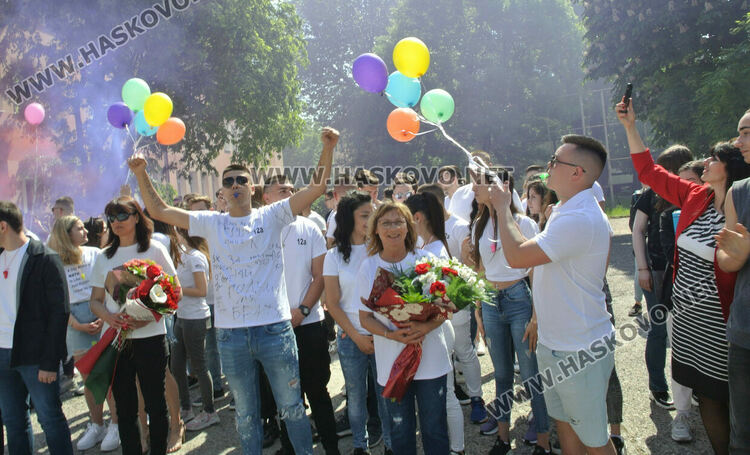 Математическата гимназия в Хасково изпрати юбилейния си 50-ти випуск в много цвят и с настроение