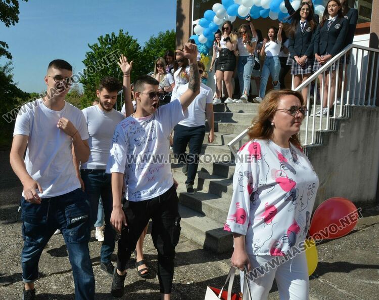 Езиковата гимназия изпрати 183 абитуриенти, Даяна Топалова със Златаровска награда