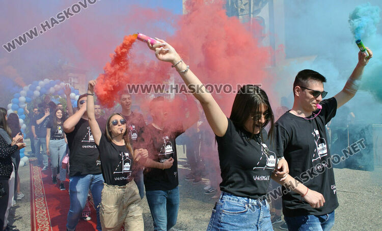 Математическата гимназия в Хасково изпрати юбилейния си 50-ти випуск в много цвят и с настроение