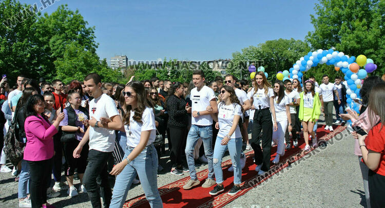 Математическата гимназия в Хасково изпрати юбилейния си 50-ти випуск в много цвят и с настроение