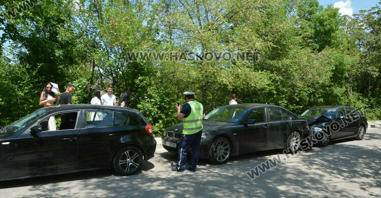 Момиче пострада при верижна катастрофа с кола на абитуриентки