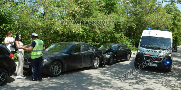 Момиче пострада при верижна катастрофа с кола на абитуриентки