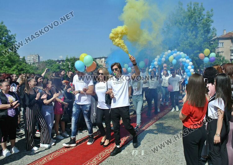 Математическата гимназия в Хасково изпрати юбилейния си 50-ти випуск в много цвят и с настроение