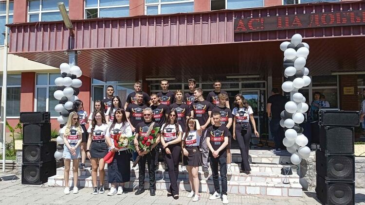 Училище "Златаров" изпрати поредния випуск