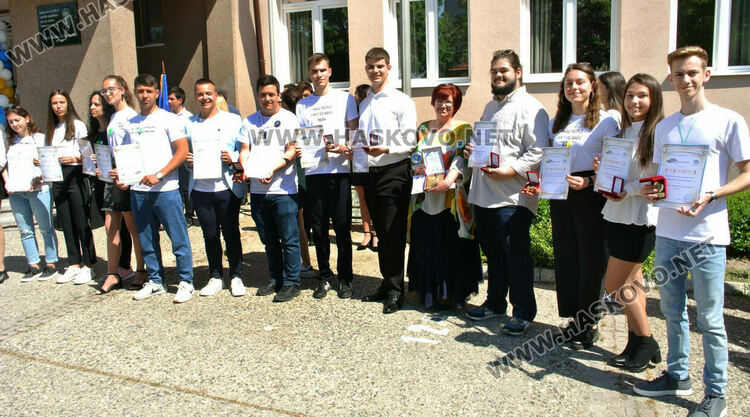 Математическата гимназия в Хасково изпрати юбилейния си 50-ти випуск в много цвят и с настроение