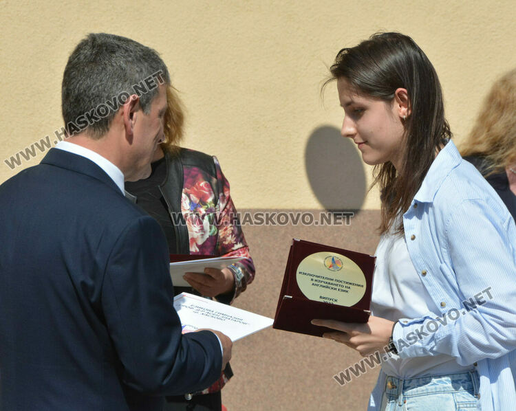 Езиковата гимназия изпрати 183 абитуриенти, Даяна Топалова със Златаровска награда