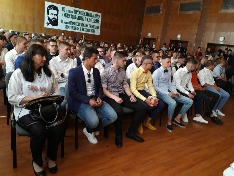 Смолян изпраща зрелостниците от випуск 2022