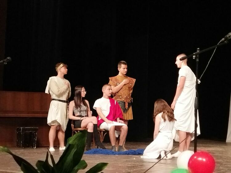 Езиковата гимназия отново блесна с Фестивал на чуждите езици