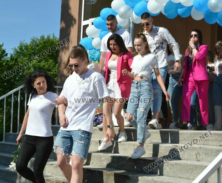 Езиковата гимназия изпрати 183 абитуриенти, Даяна Топалова със Златаровска награда