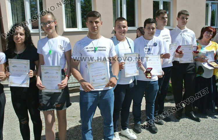 Математическата гимназия в Хасково изпрати юбилейния си 50-ти випуск в много цвят и с настроение