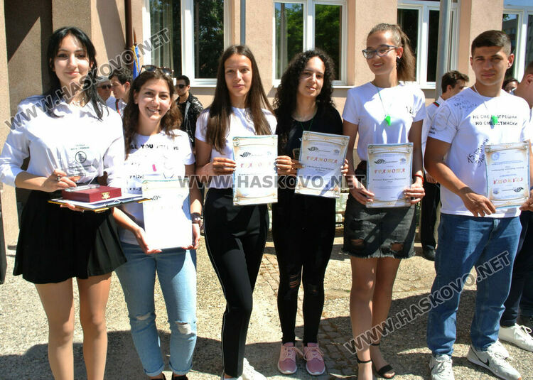 Математическата гимназия в Хасково изпрати юбилейния си 50-ти випуск в много цвят и с настроение