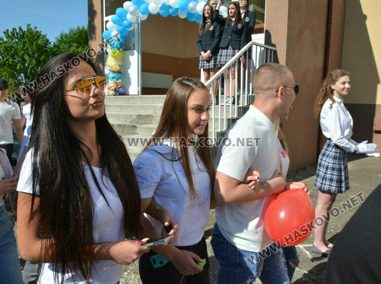 Езиковата гимназия изпрати 183 абитуриенти, Даяна Топалова със Златаровска награда