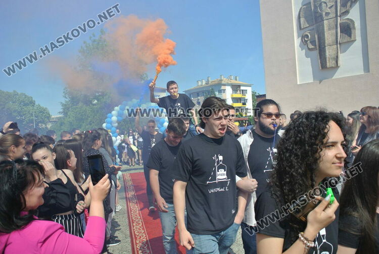 Математическата гимназия в Хасково изпрати юбилейния си 50-ти випуск в много цвят и с настроение