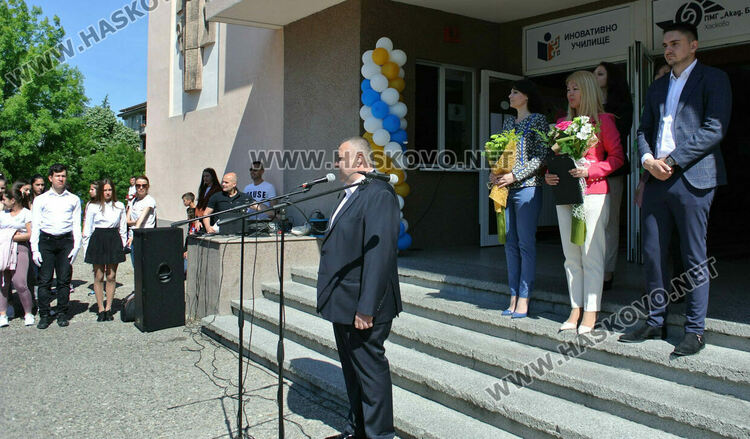 Математическата гимназия в Хасково изпрати юбилейния си 50-ти випуск в много цвят и с настроение