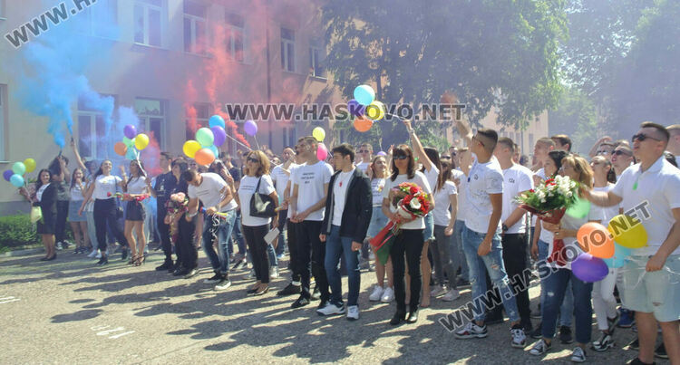 Математическата гимназия в Хасково изпрати юбилейния си 50-ти випуск в много цвят и с настроение