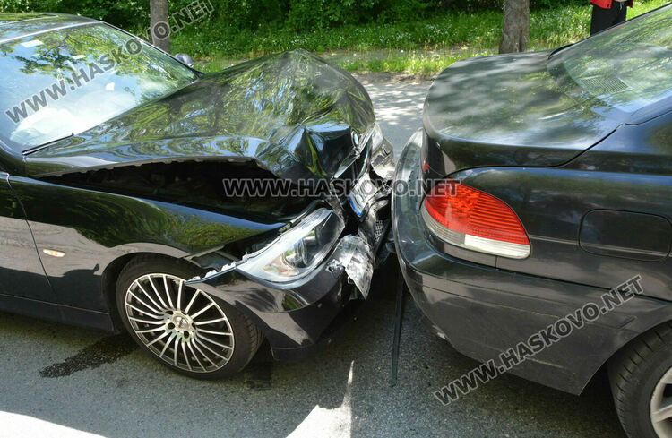 Момиче пострада при верижна катастрофа с кола на абитуриентки