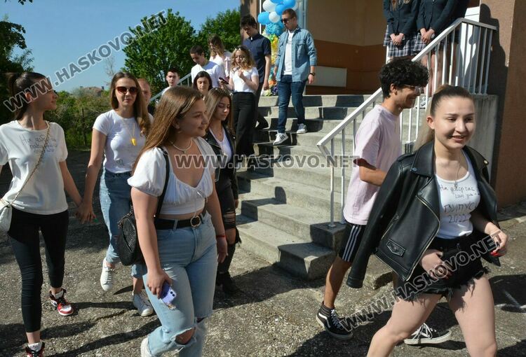 Езиковата гимназия изпрати 183 абитуриенти, Даяна Топалова със Златаровска награда