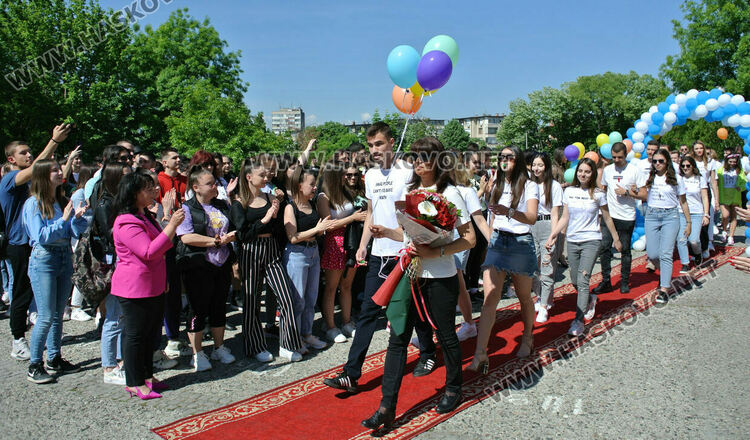 Математическата гимназия в Хасково изпрати юбилейния си 50-ти випуск в много цвят и с настроение