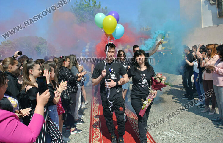 Математическата гимназия в Хасково изпрати юбилейния си 50-ти випуск в много цвят и с настроение