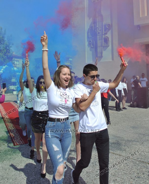 Математическата гимназия в Хасково изпрати юбилейния си 50-ти випуск в много цвят и с настроение