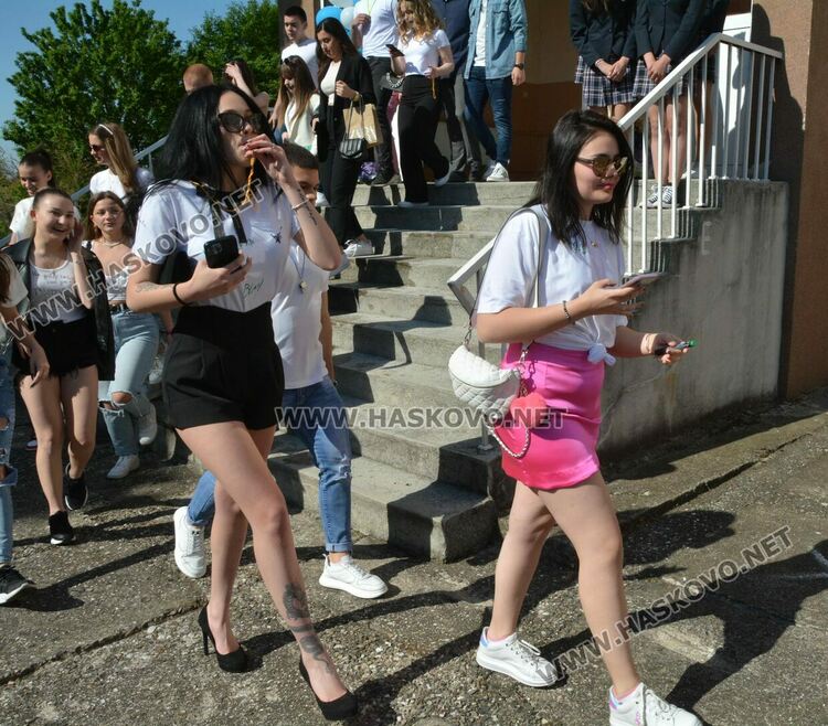 Езиковата гимназия изпрати 183 абитуриенти, Даяна Топалова със Златаровска награда