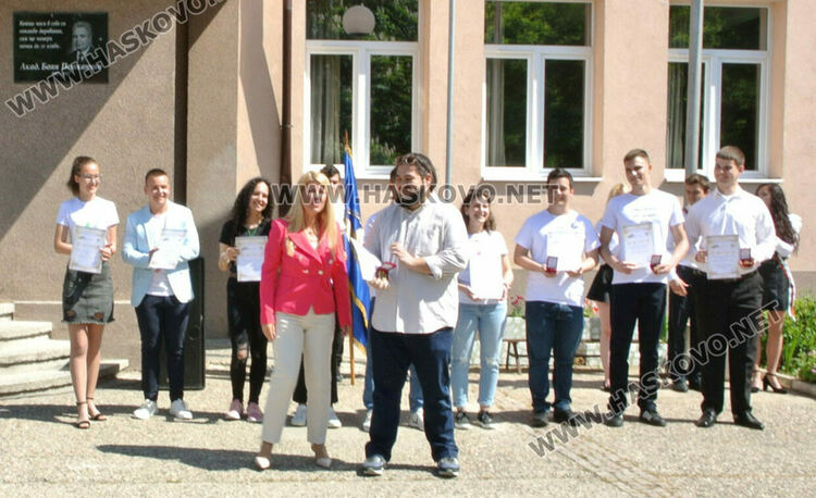 Математическата гимназия в Хасково изпрати юбилейния си 50-ти випуск в много цвят и с настроение