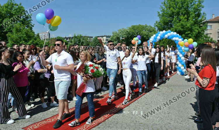 Математическата гимназия в Хасково изпрати юбилейния си 50-ти випуск в много цвят и с настроение