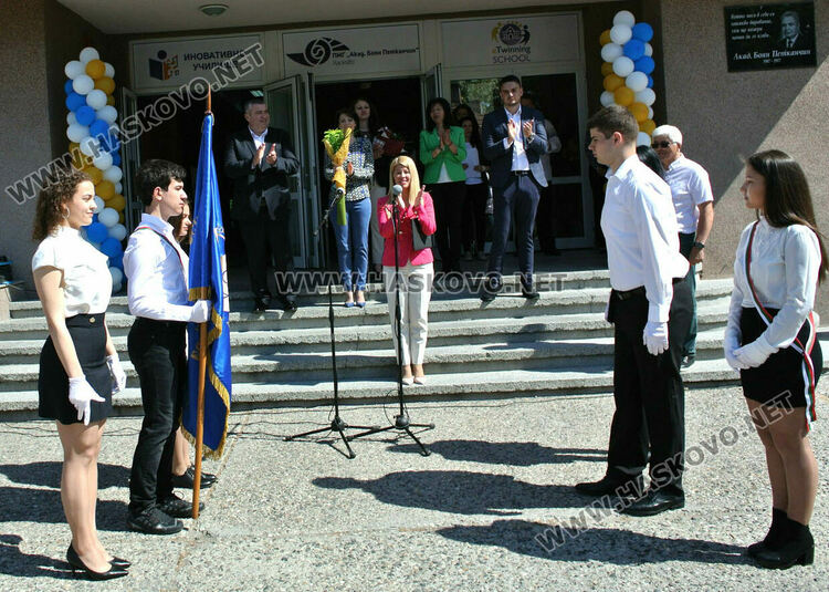 Математическата гимназия в Хасково изпрати юбилейния си 50-ти випуск в много цвят и с настроение