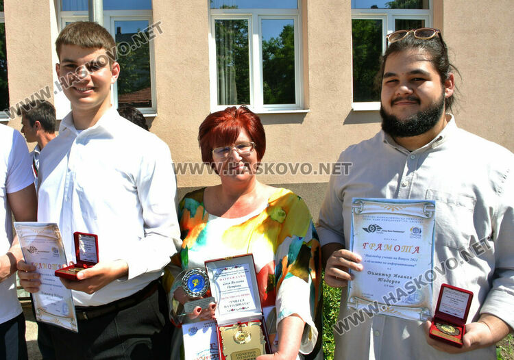 Математическата гимназия в Хасково изпрати юбилейния си 50-ти випуск в много цвят и с настроение