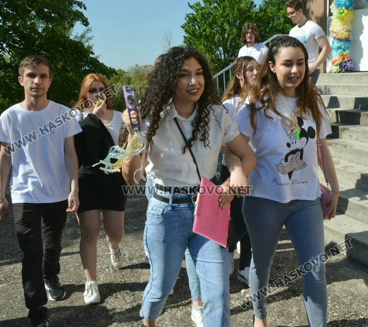 Езиковата гимназия изпрати 183 абитуриенти, Даяна Топалова със Златаровска награда