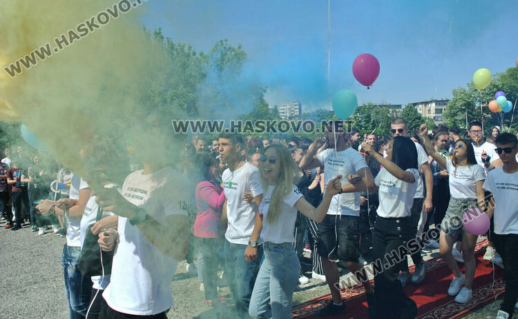 Математическата гимназия в Хасково изпрати юбилейния си 50-ти випуск в много цвят и с настроение